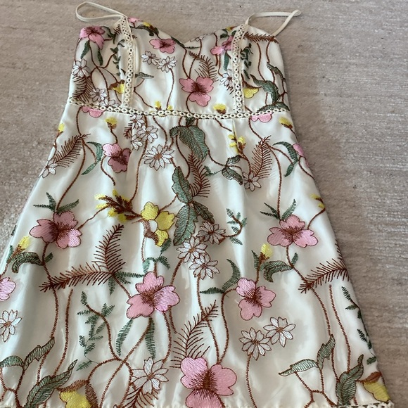 Small Kailier Floral Midi Dress - Picture 3 of 11